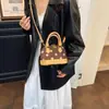 Bolsa de mão feminina transfronteiriça, nova coleção outono/inverno, design moderno, fresco e doce, bolsa tote em formato de concha, estilo leve de luxo com bolinhas, bolsa de ombro e bolsa transversal feminina