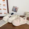 Zapatillas blancas muy estilosas para mujer para combinar con faldas, nuevo diseño chic de nicho para el otoño de 2026, zapatillas deportivas casuales para estudiantes