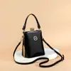 Bolsa de Mão Pequena Vertical Moda de Rua Europeia e Americana, Bolsa de Ombro Brilhante Patente Couro Mais Vendida, Pode Ser Usada Transversal, Envio Direto da Fábrica