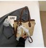 2025 Nova Bolsa de Palha de Trigo Listrada Tecida Moda Nicho Leve Versátil para o Dia a Dia Ombro Mão Feminina Grande