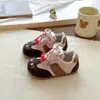 Tênis Desenho Animado Fofo para Meninas 2025 Primavera & Outono Novos Leves com Solado Macio Tênis Baixo para Jardim de Infância Sapatos para Treinamento Moral Modernos