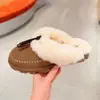 Edição Lan Gui! Sapatos casuais femininos para uso externo, chinelos de camurça com bico fechado, novo modelo 2026, sapatos quentes de pelúcia para calçar sem cadarço
