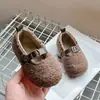 Zapatos Peludos de Moda Retro para Bebé 2026 Invierno Niñas Forro de Terciopelo Cálido Zapatos Mary Jane Suela Suave Zapatos de Algodón Peluche