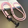 Funda de Teléfono Marrón Estilo Montaña con Parches y Correa, Correa Cruzada de Alta Gama Duradera, Correa para Muñeca Anti-Pérdida para Cámara