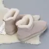 Botas de nieve elegantes y modernas para mujer, nueva colección de invierno 2026, con un diseño combinado de cuero y piel, forradas de felpa, de caña corta y con forro de algodón cálido y antideslizante.