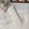 Meias estilosas estilo coreano para primavera e outono, com renda de folha de lótus, estilo JK, efeito emagrecedor, comprimento até a panturrilha, design sem costura, cor sólida, listras verticais e barra franzida; meias cinzas