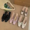 Primeiro Encontro com o Estilo Gentil da Temporada: Sandálias Fechadas com Laço Floral e Salto Bloco para Mulheres, Versáteis Sapatos de Baixo Salto Estilo Fada