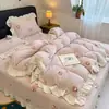 Juego de ropa de cama de cuatro piezas de terciopelo de leche, grueso, cálido y acogedor para el invierno, con una funda nórdica de alto gramaje, ribeteada con encaje y con estampado