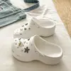 Chanclas de Playa Marítimas con Puntera de EVA para Mujer Verano Celebridad de Internet DIY Dibujos Animados Ligeras Cómodas Zapatos con Agujeros Antideslizantes