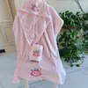 Toalla de Coral Fleece del Fabricante Toalla de Baño Dibujo Animado Labubu Linda Toalla para Colgar en el Baño Suave Toalla de Baño de Coral Fleece
