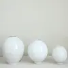 Jarrón Redondo Blanco Adornos de Alta Calidad Adornos de Flores para Sala de Estar Cerámica Cruda Retro Tarro de Luna Decoración Zen para Casa de Huéspedes