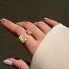Anillo de textura metálica con diseño de moda de nicho, apertura irregular cóncava-convexa, anillo para el dedo índice para niñas, joyería roja de red.