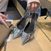 Sandálias e Chinelos Femininos de Salto Agulha Apontado Novos para o Verão de 2025 Sapatos de Camada Única com Fivela Vazia Atrás Novidade