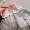 Traje de Niña para Primavera y Otoño Moda Bebé Niños Personalizado Tendencia Estilo Coreano Chaqueta de Encaje con Lazo Pantalones Deportivos