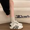Tênis brancos de sola grossa 2026 novo modelo, super populares clássicos versáteis confortáveis sapatos Forrest Gump, estilo coreano casual com cadarço sapatos de treino alemães para mulheres