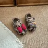 Zapatos Peludos de Moda para Niñas con Algodón Adicional para Calidez Zapatos de Algodón 2026 Otoño/Invierno Nuevas Llegadas Zapatos de Princesa con Moño para Bebé Venta al por Mayor