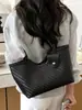 Bolsa de palha tecida da moda para mulheres, versão coreana de verão de 2026, elegante e texturizada, bolsa de ombro e de axila casual de grande capacidade