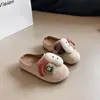 Meias chinelos femininas estilo Birkenstock com sola macia, coleção nova 2026, versáteis e fofos, com design de pelúcia, estilo casual e camurça com fecho de fivela, perfeitos para mulheres jovens