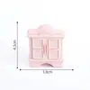 Decorações de paisagem em miniatura, apresentando um tema rosa criativo para evocar uma estética feminina, perfeitas para decoração de quarto e projetos DIY de casa de bonecas.. Estes modelos de móveis em miniatura e pequenos enfeites adicionam um toque de charme