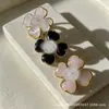 Anel de Trevo de Quatro Folhas de Luxo Leve Estilo Francês com Toque de Alto Padrão, Anel de Cristal Rosa com Pedra Natural, Anel de Flor Tridimensional para Mulheres