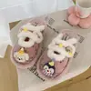 Chinelos de Algodão Fofos de Pinguim para o Inverno 2026 para Estudantes Femininas, Dormitório, Chinelos de Algodão Fechados com Aveludado Quente