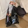 Bolsa Tote de Couro com Cera Retro para Mulheres 2025 Nova Bolsa de Ombro com Rebites de Alto Padrão Versátil Grande Capacidade Bolsa para o Dia a Dia Tendência