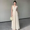 Vestido Branco Francês Sem Mangas com Gola Halter e Decote V para Mulheres 2025 Novo Estilo de Verão Lindo Efeito Emagrecedor na Cintura Saia Longa