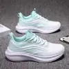 Venta al por mayor transfronteriza Zapatos deportivos para mujer Nuevo Primavera y Verano Antideslizante Suela suave Resistente al desgaste Malla Transpirable Zapatos casuales Versátil y Ultraligero