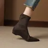 Primer encuentro con las botas de ante de punta con cremallera trasera y diseño elástico, un nuevo estilo otoño/invierno, versátil y adelgazante, con una plantilla interior que aumenta la altura y un cañón corto
