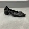 En stock Versión de piel de cordero~ Puntera redonda Bailarinas con lazo 2026 Nuevas Tacón grueso Zapatos de un solo color Estilo coreano para mujer Suela suave Zapatos pequeños de piel