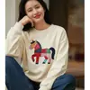 2026 Nuevo Modelo Año del Caballo Edición Limitada Estilo Coreano Versátil Cuello Redondo Sin Capucha de Moda Top para Mujer, Casual Elegante que Reduce la Edad Camisa de Manga Larga
