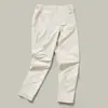 Los mismos pantalones casuales sin marca, con corte tridimensional y características repelentes al agua, para pantalones softshell de senderismo al aire libre de primavera y verano para hombre