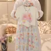 Conjunto Curto Estampado Floral de Desenho Animado para Meninas, Novo Estilo de Verão para Crianças Maiores, Conjunto Versátil de Duas Peças com Tema Florestal e Saia de Comprimento Médio em Cor Contrastante