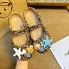El mismo estilo que en Xiaohongshu: Zapatos de ballet KT con estampado de leopardo decorativo, accesorios de moda y versátiles, dijes para zapatos, hebillas decorativas para zapatos con agujeros DIY