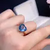 O Anel de Topázio Natural Apresenta uma Pedra Principal de Topázio Azul Suíço Impecável de 11 mm, Delicadamente Montada em Prata 925