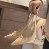 Sandálias leves e respiráveis 2026 Salto agulha francês laço couro envernizado bico fechado nude sapatos únicos absolutamente deslumbrantes bico fino salto alto
