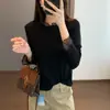 Exquisita e suave, esta camiseta de malha leve, macia e delicada, com gola redonda e mangas compridas, apresenta um delicado acabamento franzido e é perfeita como camada base. H090808