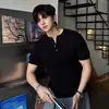 2026 Verano Nuevo Estilo Nuevo Estilo Chino Cuello en V Manga Corta Camisa Rayas Oscuras Textura Arrugada Hombre Delgado Transpirable Camisa
