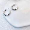 Aretes de tuerca geométricos de círculo liso simples de moda exquisita de lujo ligero para mujer nuevos aretes de diseño de nicho de estilo frío de moda de alta gama