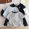 Camiseta Infantil para Meninos, Manga Longa, Novo Estilo Primavera e Outono 2026, Blusa Falsa Duas Peças para Crianças Pequenas, Camiseta Básica Listrada para Bebês, Estilosa para Meninas