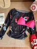 Traje Doce e Fashionável para Menina Manga Longa com Proteção Solar em Malha Estampada Uma-Ombro Blusa Feminina Gola Alta Colete Vermelho Básico