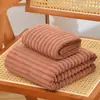 Toallas de coralina transfronterizas, adecuadas para uso doméstico, absorbentes, sin pelusa, suaves y disponibles en diseños de rayas de colores dulces.; un juego de toallas de baño