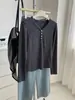 Camiseta a rayas V-neck pegajosa y elástica versátil adelgazante para mujer, estilo coreano de otoño, jersey de botones, hombro normal, camiseta base de manga larga