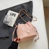 Bolso de Mujer 2025 Nueva Moda Textura Estilo Coreano Color Sólido Moda Simple Versátil Un Solo Hombro Cruzado Tipo Cubo Bolso de Cadena