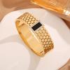 Pulsera de Acero de Titanio Estilo Francés con Baño de Oro, Textura de Panal Geométrico Vintage, Diseño Personalizado de Diamantes Microincrustados, Joyería con Patrón Geométrico