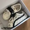 Estilo coreano diseño lechoso suave sentido del diseño patrón de estrellas blanco y negro versátiles zapatillas de plataforma para mujer 2026 otoño nuevo elegantes zapatillas de pan