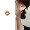 Brincos Pequenos Vintage de Várias Camadas Torcidos com Design Cruzado Enrolado, Populares Brincos Geométricos Banhados a Cobre Ouro 18K Real para Mulheres