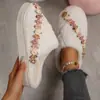 Pantufas fofas de meia com solas grossas, decoração floral tridimensional multicolorida, pantufas de pelúcia confortáveis, estilo feminino delicado, algodão de comércio exterior transfronteiriço