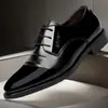 Sapatos de Couro Masculino Transfronteiriços 2024 Novos Jovens Bico Apontado Face Brilhante Sapatos Sociais de Negócios Cadarço Trabalho Sapatos Masculinos
