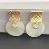 Pendientes Blancos de Concha Estilo Francés para Mujer, Vacaciones Francesas, Nuevos Pendientes de Botón de Nicho 2026, Pendientes Elegantes de Lujo Ligero
